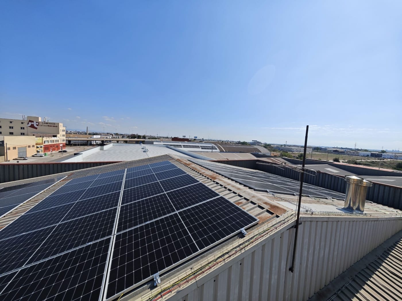 Cubierta industrial de KrakenSea en Silla con los módulos fotovoltaicos instalados