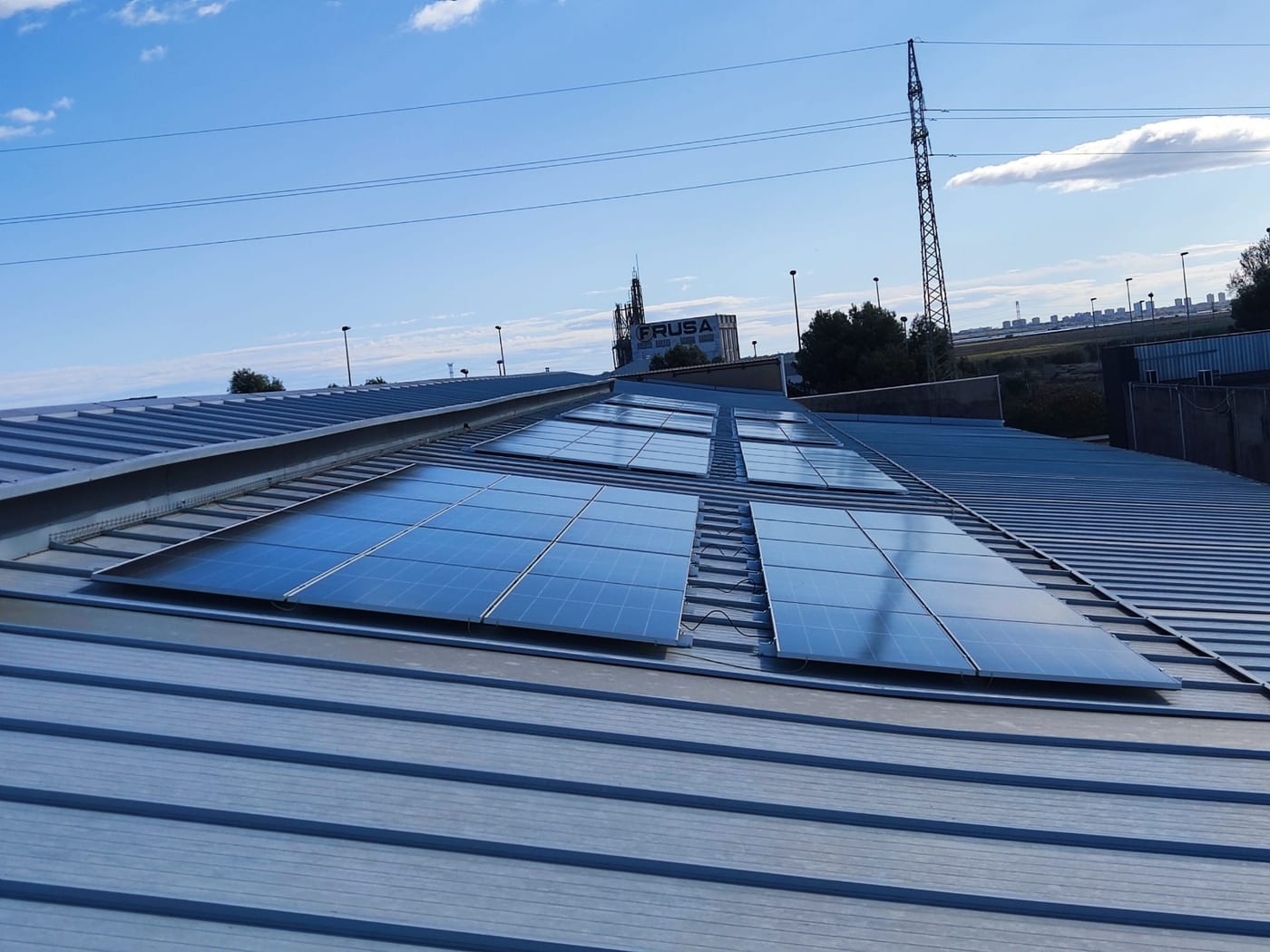 Cubierta de la nave de Mínguez S.A. en Beniparrell con la instalación fotovoltaica