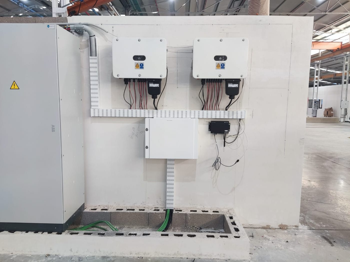 Los dos inversores y el cuadro eléctrico de la instalación de Mínguez S.A.